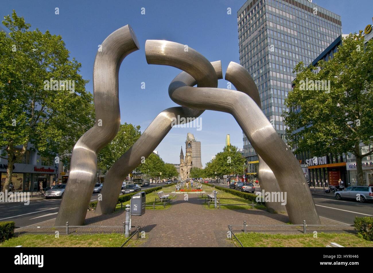 Germania, Berlin, Berlin Scultura e K Wilhelm Memorial Church in background Foto Stock