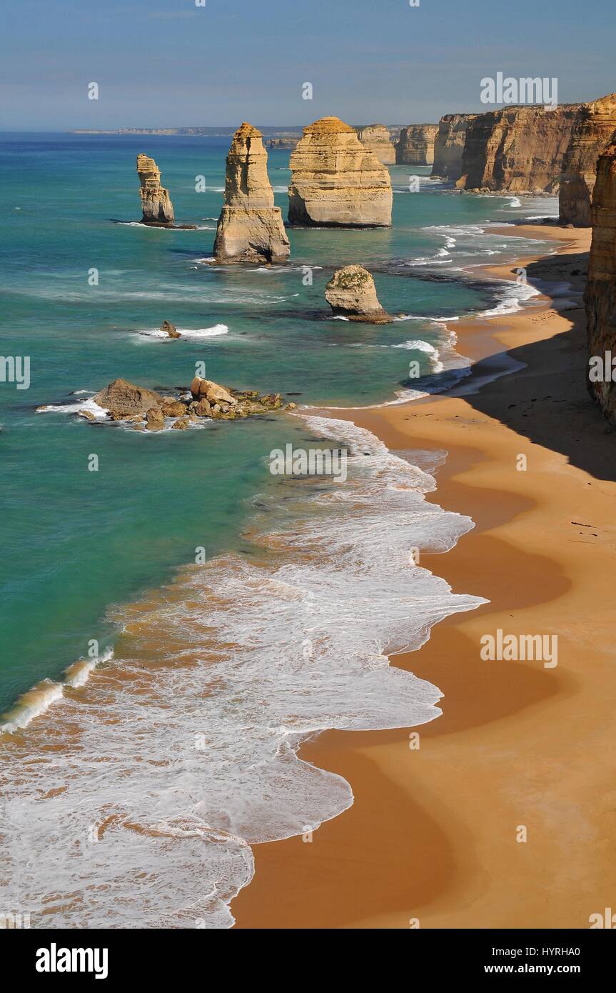 Australia, Great Ocean Road, i dodici Apostoli, raccolta di pile di calcare off shore del Parco Nazionale di Port Campbell, dal grande oceano Foto Stock