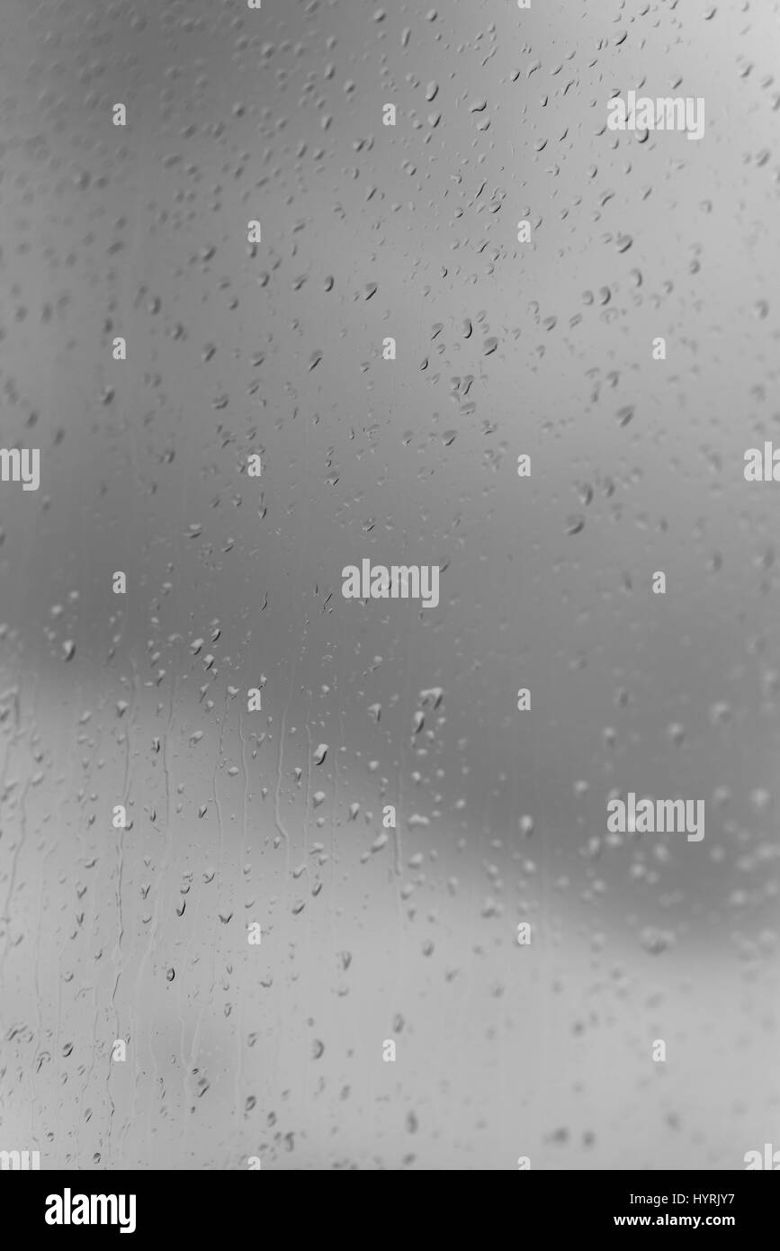 Le gocce di pioggia sul vetro, spettacolare sky sfondo con effetto colore Foto Stock