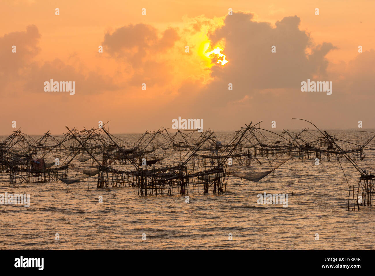 Rottura sole da dietro una nuvola sulla pesca Songkhla netson lago nella provincia Phatthalung, Thailandia Foto Stock