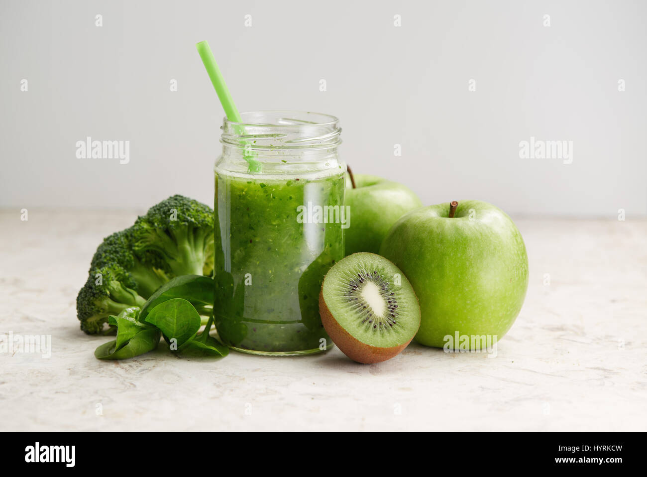 Un sano frullato verde e gli ingredienti. Frullato di spinaci in un barattolo di vetro con Apple, spinaci e kiwi. Foto Stock
