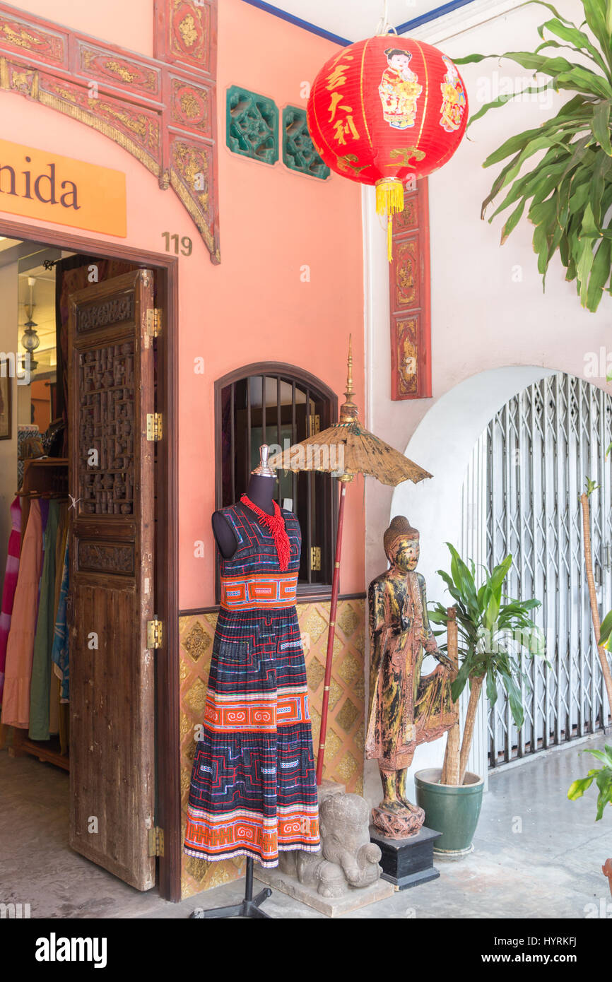 Stile Peranakan abito al di fuori di un negozio nella vecchia città di Phuket, Tailandia BHZ Foto Stock