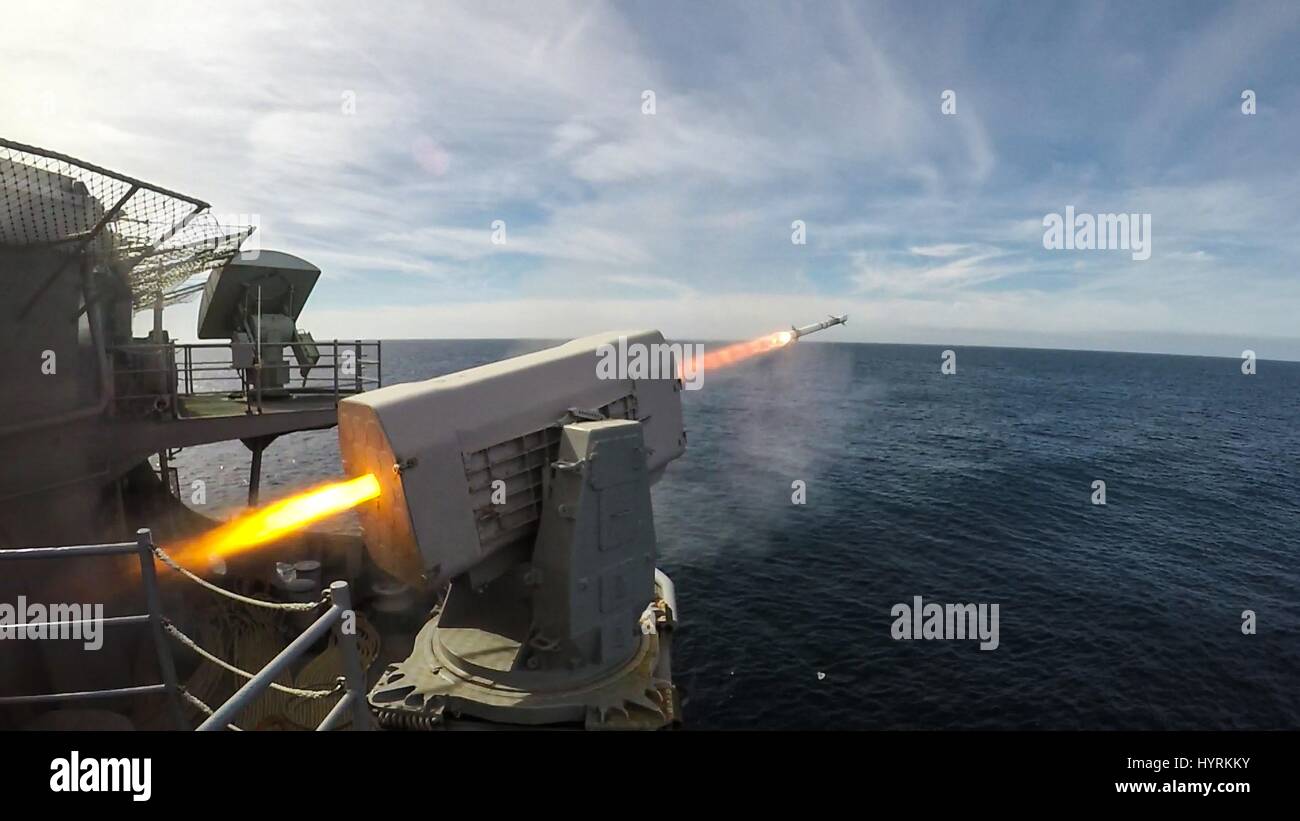 L'equipaggio dell'USN Wasp-classe assalto anfibio nave USS Bataan condurre una vita-fire esercizio con un cerchio di rotolamento 116 Cellula Missile sistema di armi 21 febbraio 2017 nell'Oceano Atlantico. Foto Stock