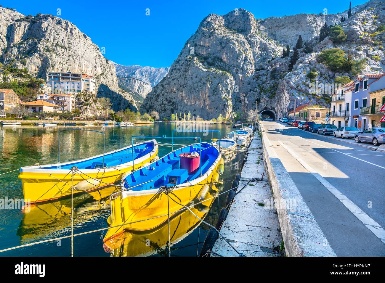 Uno scenario pittoresco della città Omis e il fiume Cetina estuario, Croazia. Foto Stock