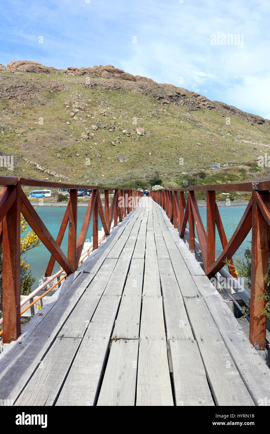 Ponte di legno su un lago Foto Stock