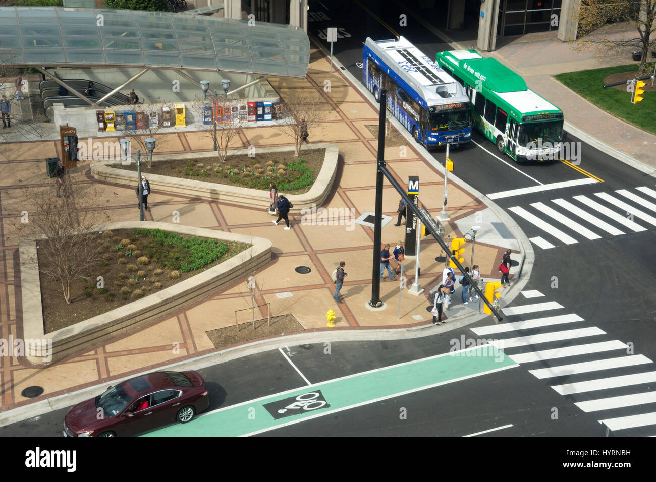 La città di cristallo stazione della metropolitana come a sinistra, autobus regionali sono a destra; la pista ciclabile è in primo piano. Foto Stock
