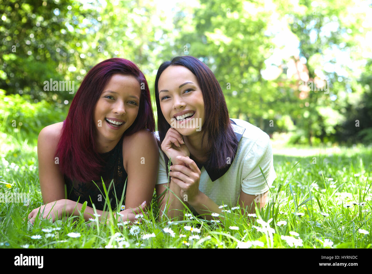 Close up ritratto di due sorelle sorridente insieme all'aperto Foto Stock