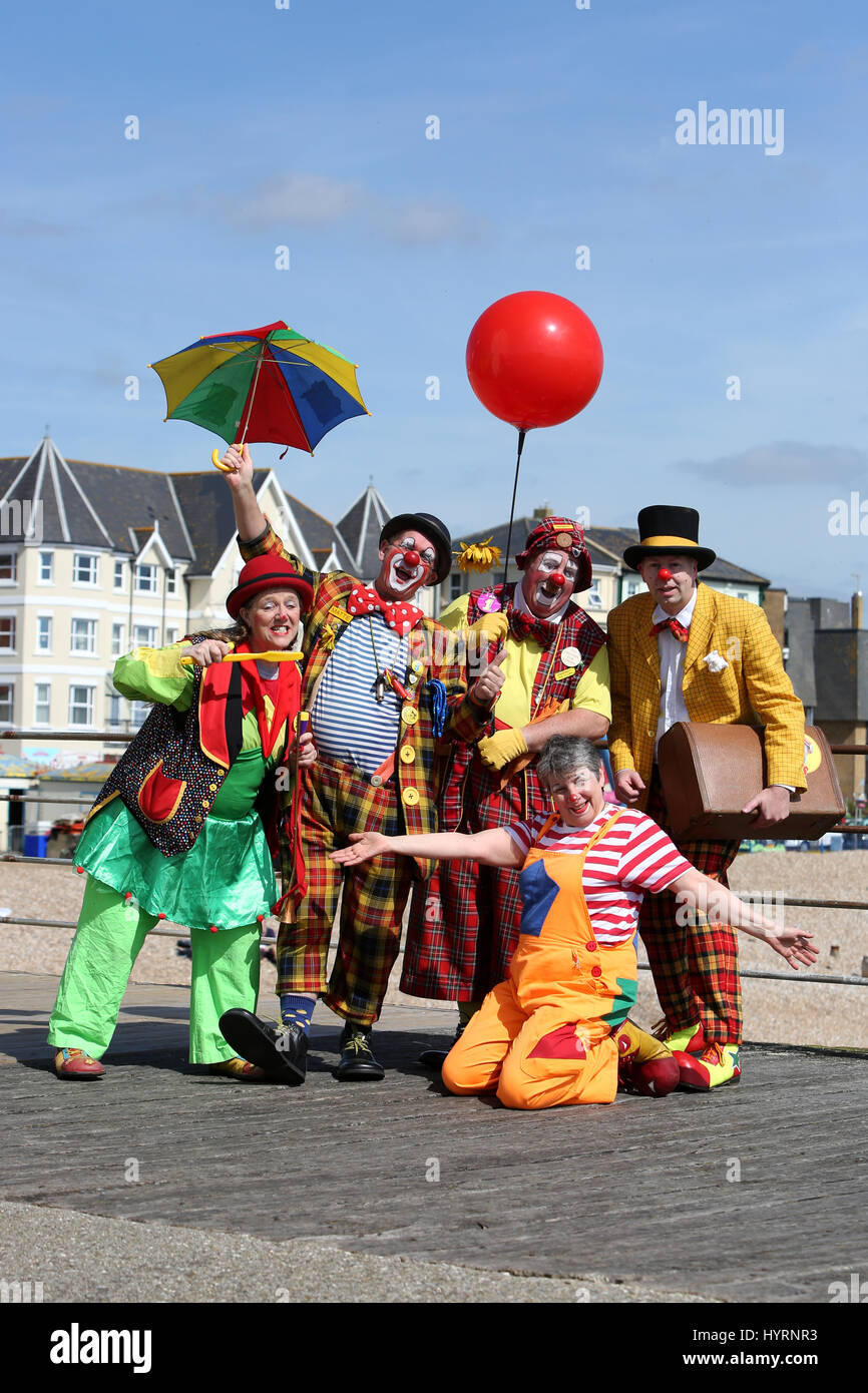 Pagliacci nell'esecuzione in Bognor Regis Clown Festival 2017 raffigurata a Bognor Regis Pier nel sole per promuovere l'evento. Bognor Regis, Sussex, Regno Unito. Foto Stock