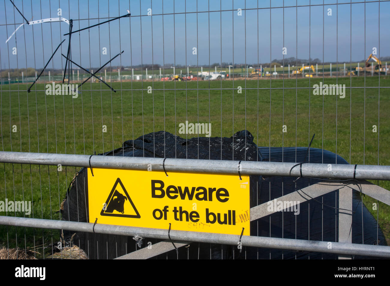 Fate attenzione al segno di Bull sul gate farm su terreno coltivato nelle vicinanze Blackpool dove Cuadrilla risorse hanno permesso di effettuare una fase esplorativa fracking processo Foto Stock