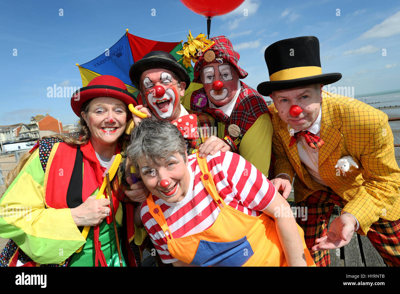 Pagliacci nell'esecuzione in Bognor Regis Clown Festival 2017 raffigurata a Bognor Regis Pier nel sole per promuovere l'evento. Bognor Regis, Sussex, Regno Unito. Foto Stock