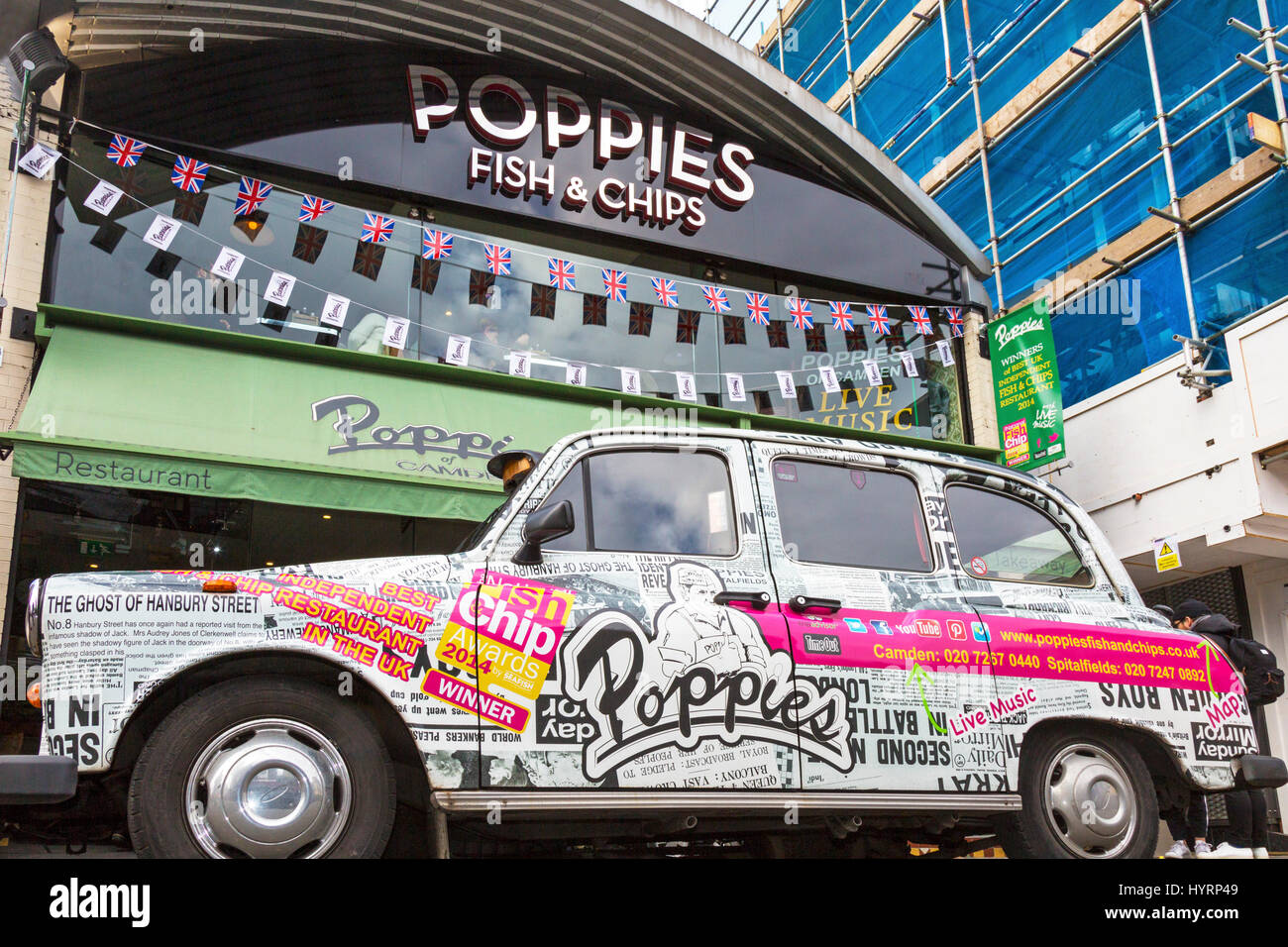 Londra taxi pubblicità ristorante papaveri, Camden, Inghilterra Foto Stock