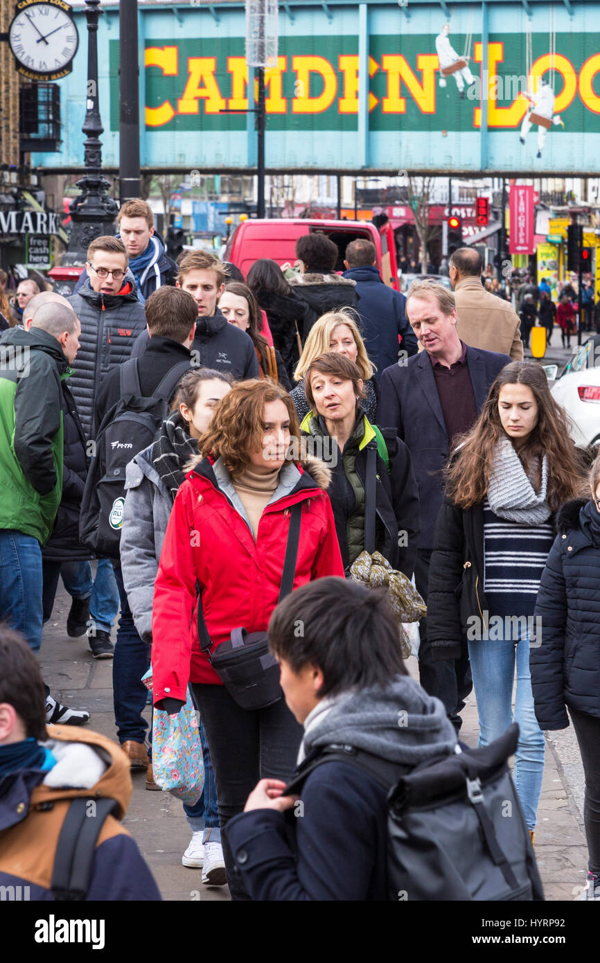 I turisti a Camden Lock, London, England, Regno Unito Foto Stock