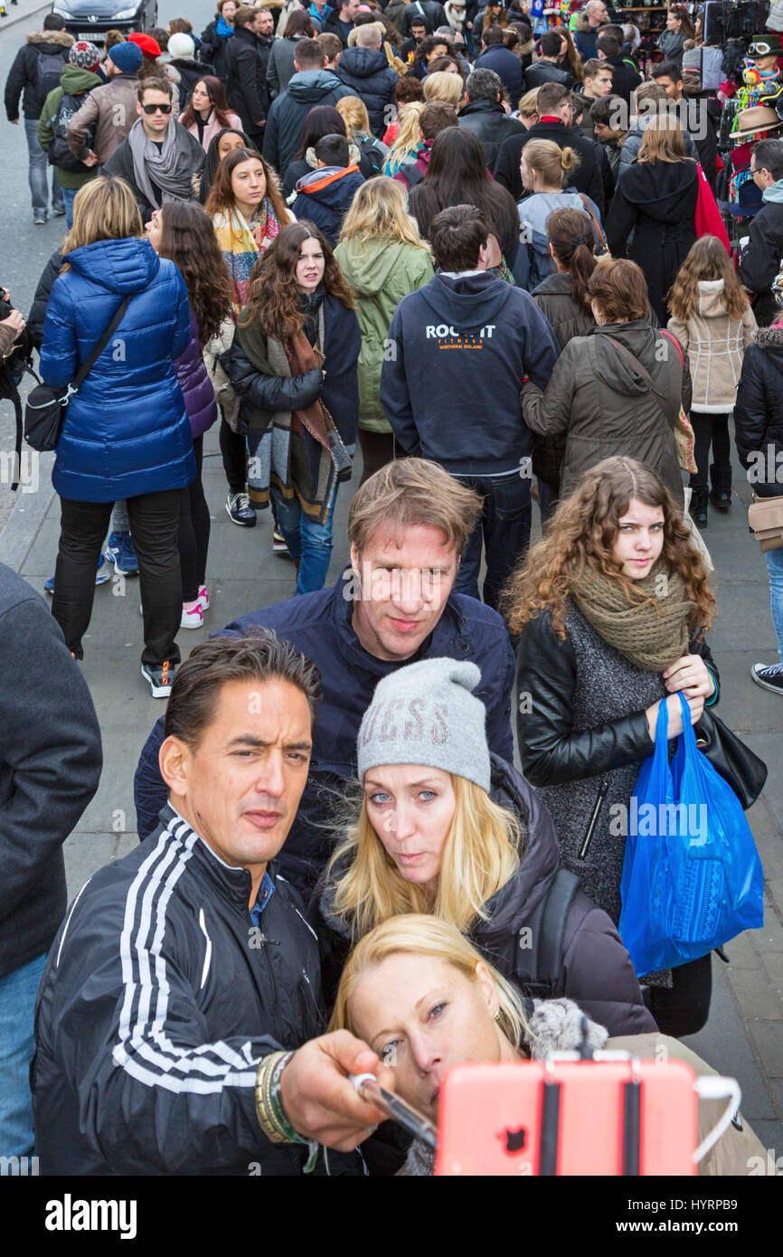 I turisti tenendo selfie a Camden Lock, London, England, Regno Unito Foto Stock