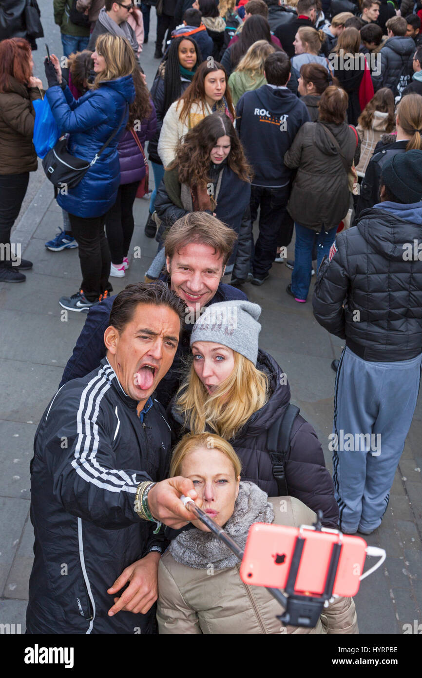 I turisti tenendo selfie a Camden Lock, London, England, Regno Unito Foto Stock