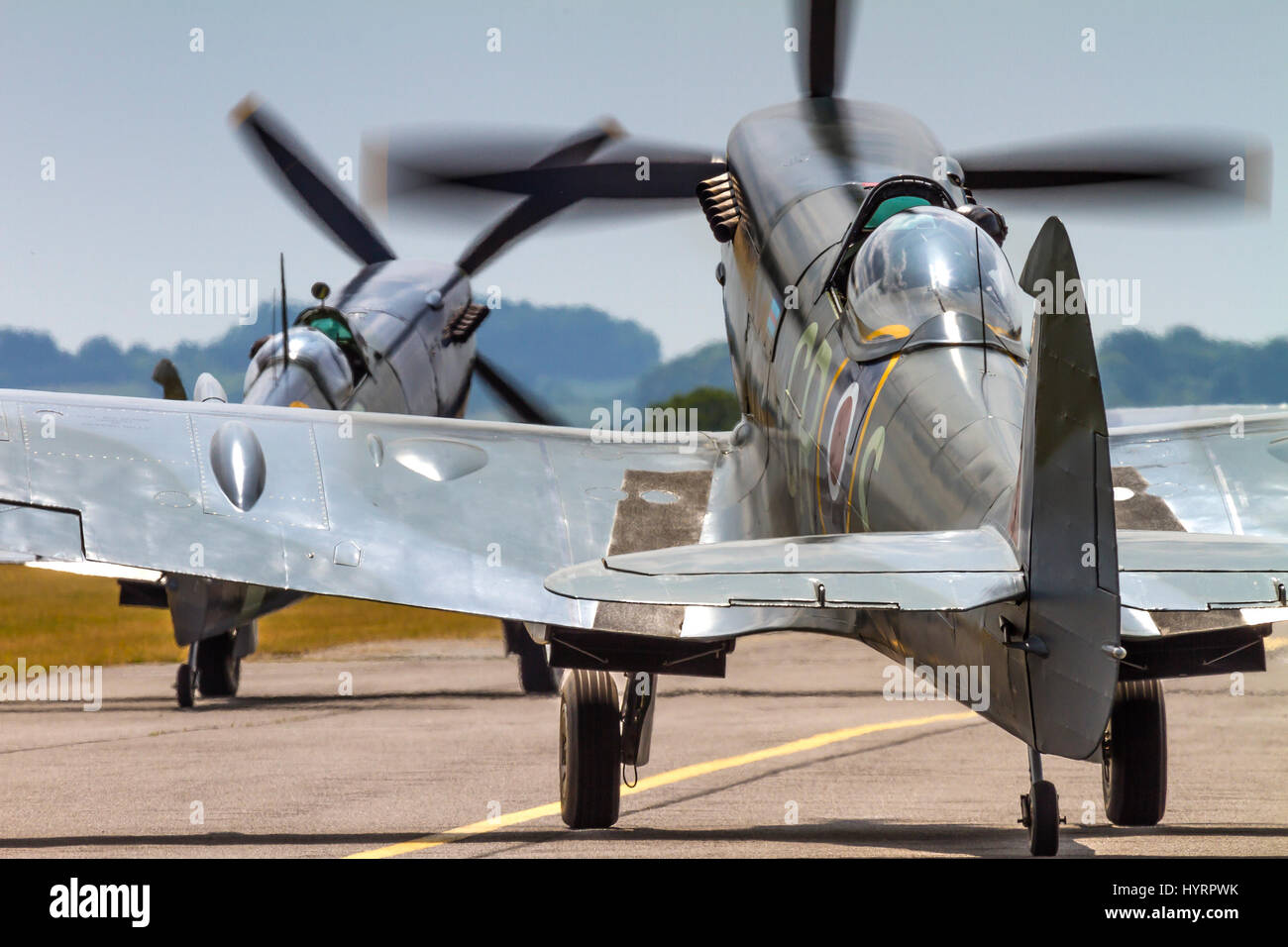 Una coppia di Supermarine Spitfires taxying il 13 luglio 2013 a Duxford, Cambridgeshire, Regno Unito Foto Stock