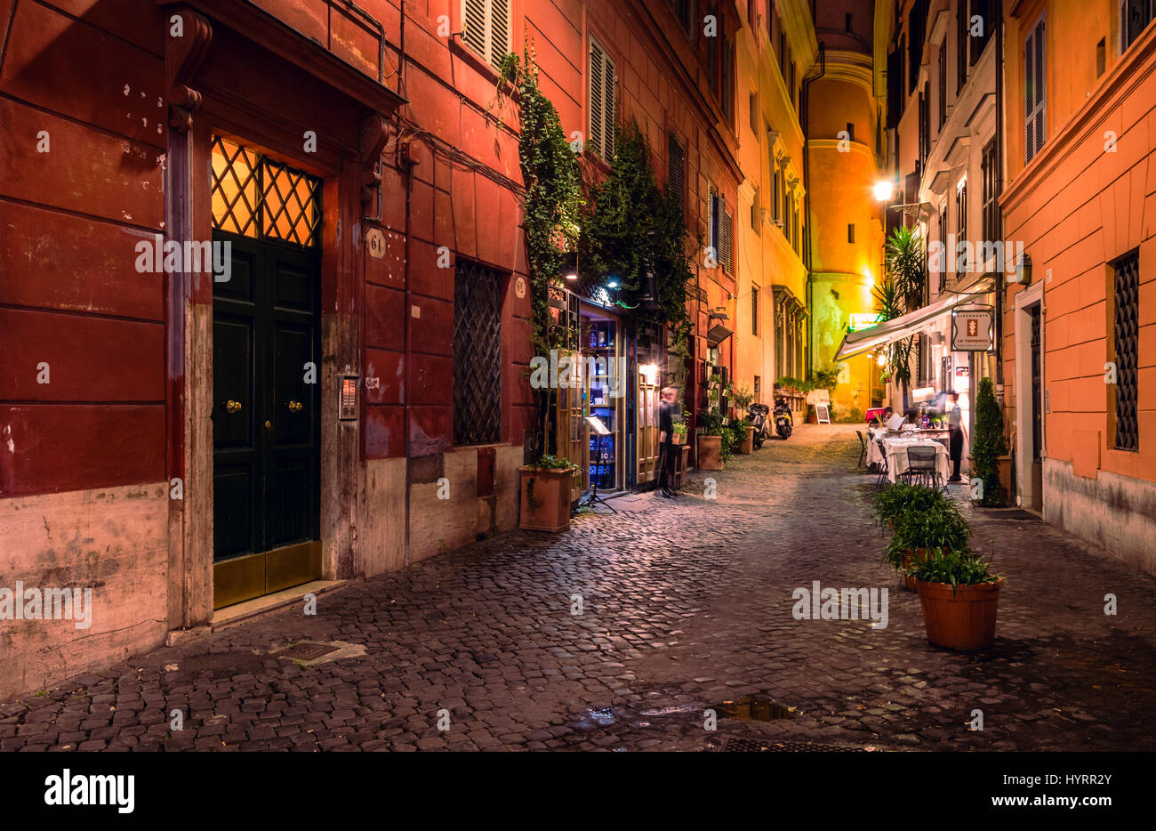 Strada di Roma di notte Foto Stock
