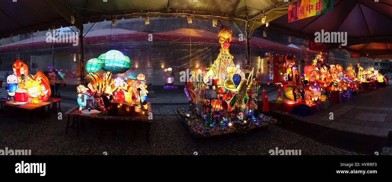 KAOHSIUNG, Taiwan - 6 Marzo 2015: lanterne colorate per celebrare l Anno cinese della capra sono sul display lungo le rive del fiume dell'amore assortiti Foto Stock