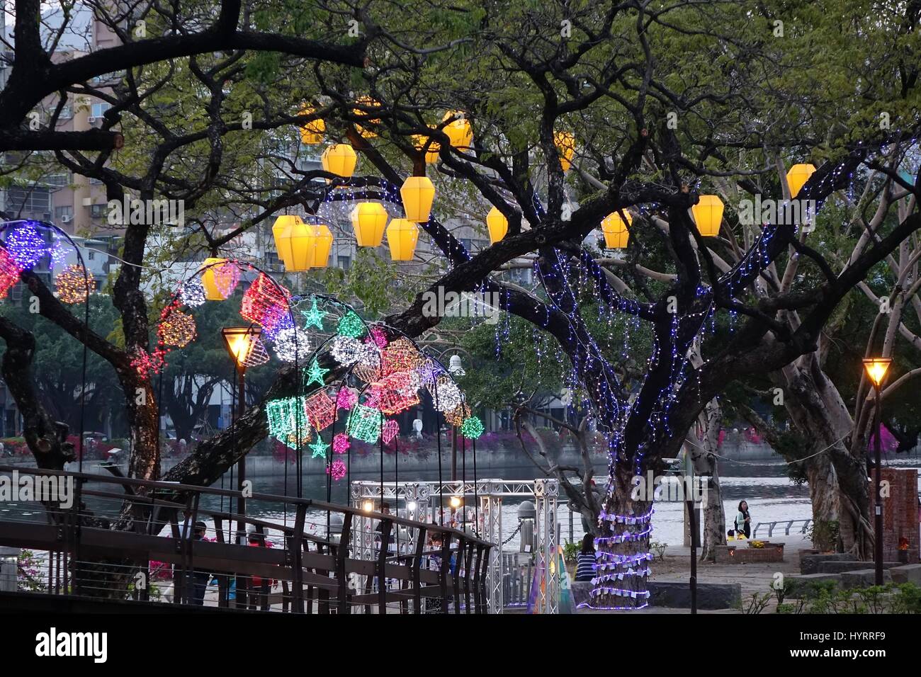 KAOHSIUNG, Taiwan - 6 Marzo 2015: lanterne colorate per celebrare l Anno cinese della capra decorano gli alberi lungo le rive del fiume dell'Amore d Foto Stock