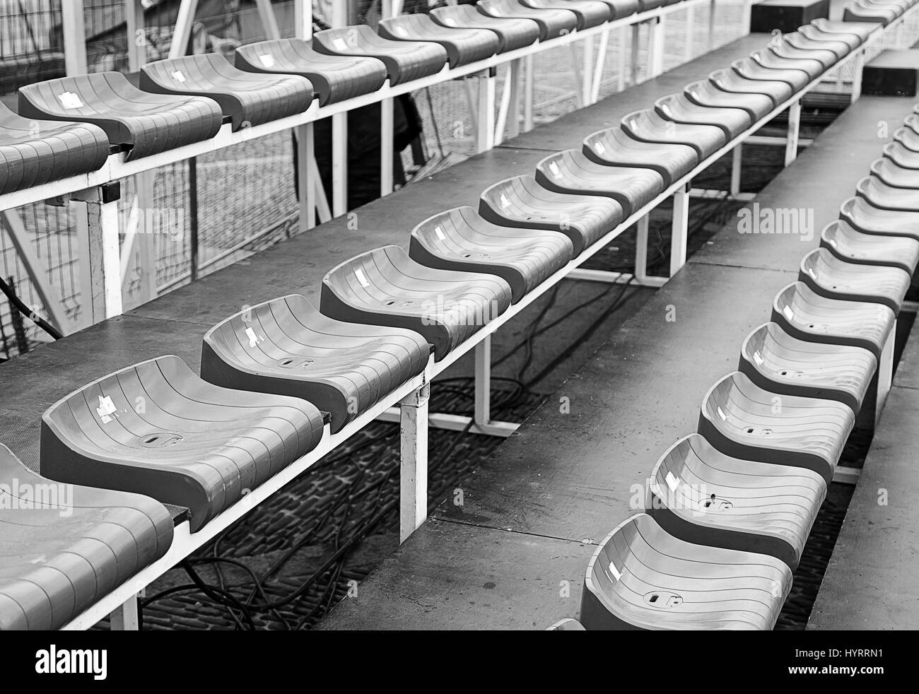 Gradinate in uno stadio di calcio, il dettaglio di un impianto sportivo, posti a sedere per gli spettatori Foto Stock