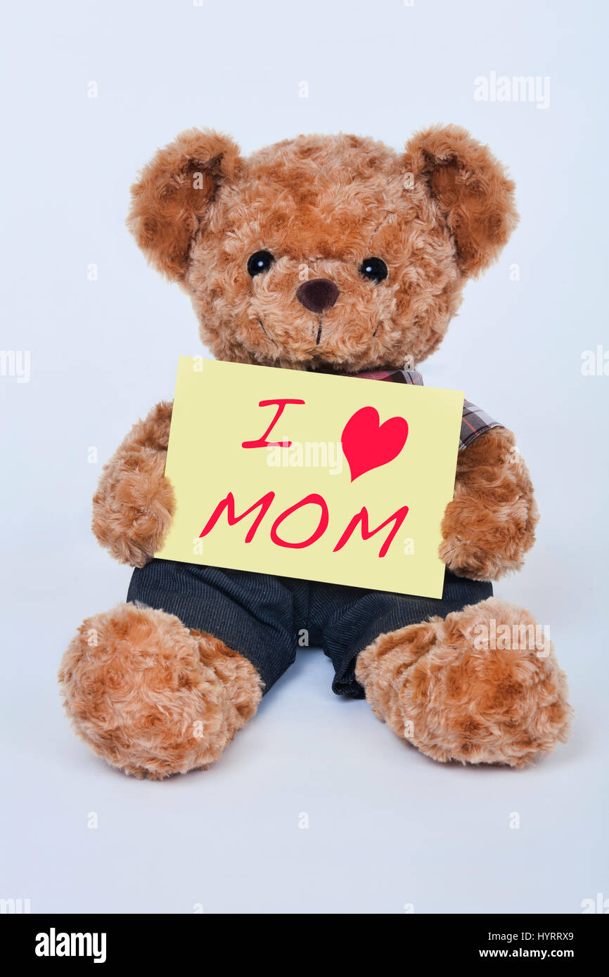 Un simpatico orsacchiotto tenendo un cartello giallo che dice che io amo mamma per la Festa della Mamma isolato su uno sfondo bianco Foto Stock