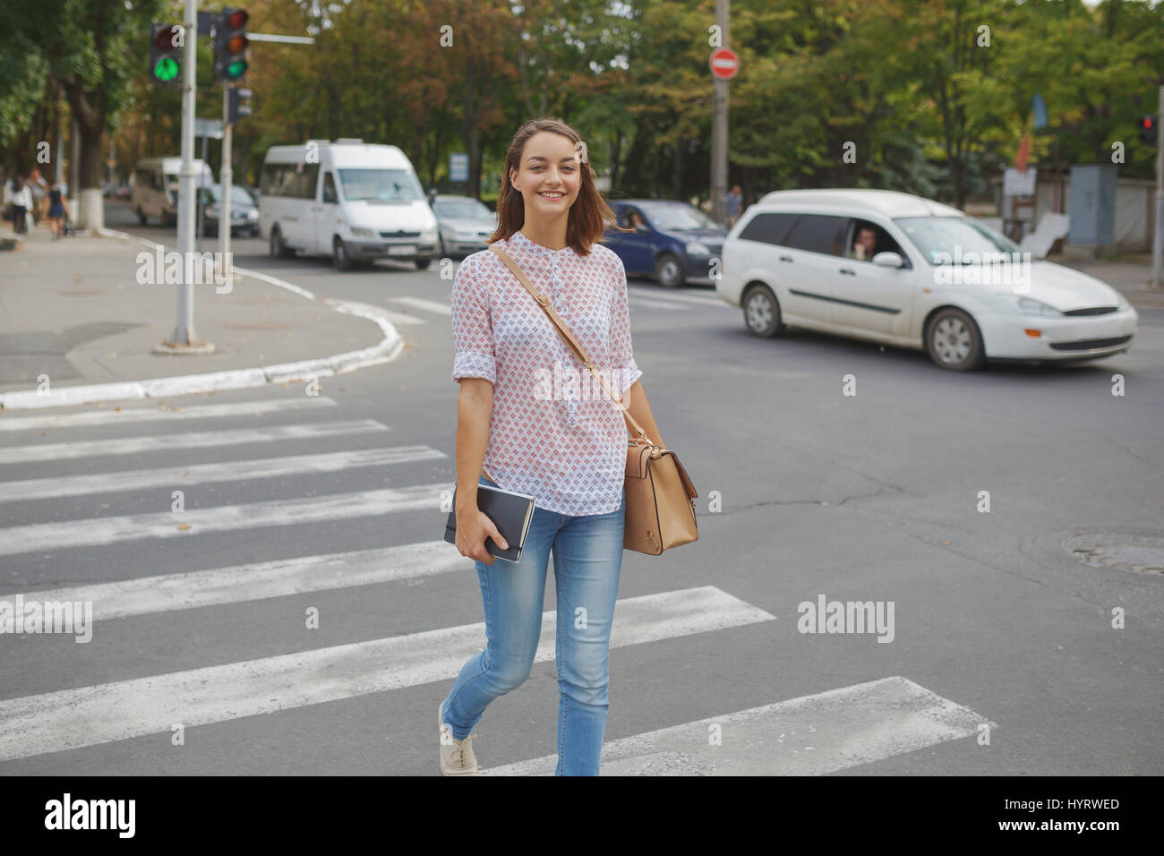 Tanga alla moda ragazza camminare nella città. Gioventù moderna il concetto di stile di vita. Foto Stock