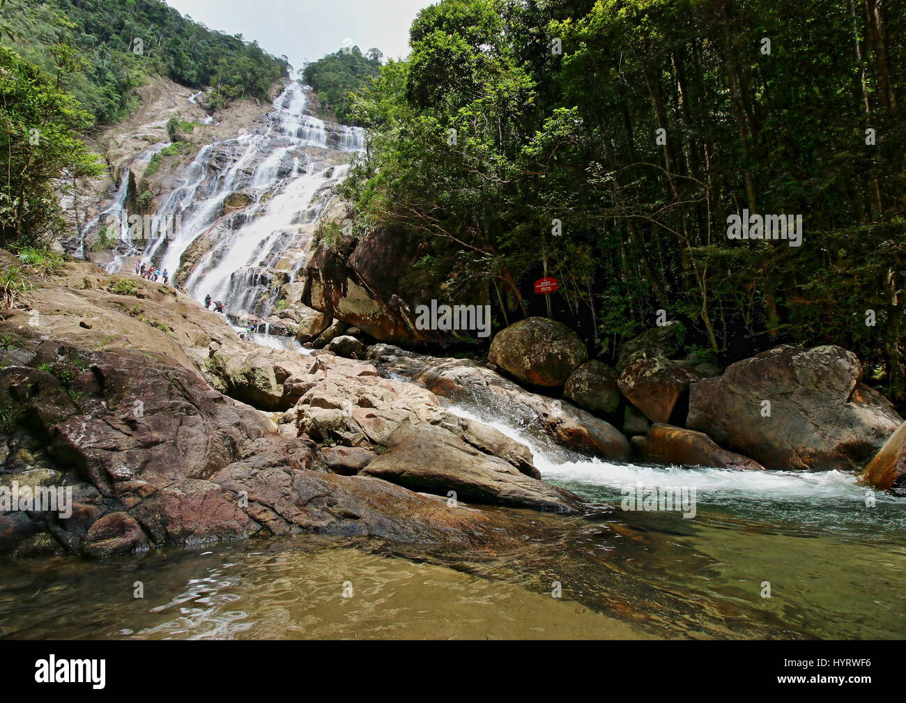 La cascata Chemerong cascate situate in Terengganu, Malaysia, che è una delle più alte cascate in Malaysia. Foto Stock