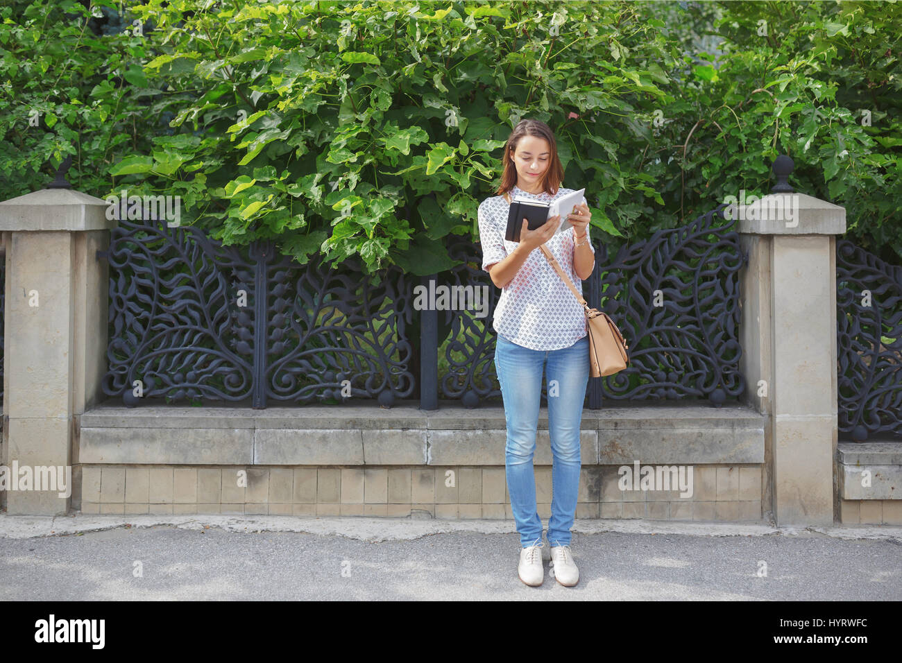 Tanga alla moda ragazza camminare nella città. Gioventù moderna il concetto di stile di vita. Foto Stock