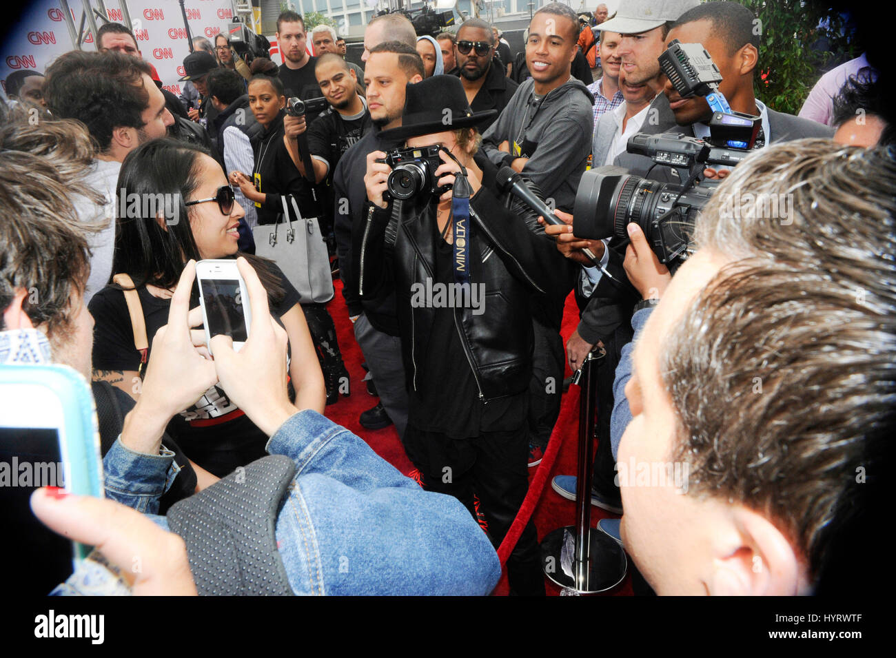 Il cantante Justin Bieber dietro le quinte di scattare una foto con una fotocamera e una folla durante una conferenza stampa tenutasi il 11 marzo 2015 a Los Angeles, California, per avviare il conto alla rovescia per la loro Maggio 2, 2015 super-lotta a Las Vegas. Foto Stock