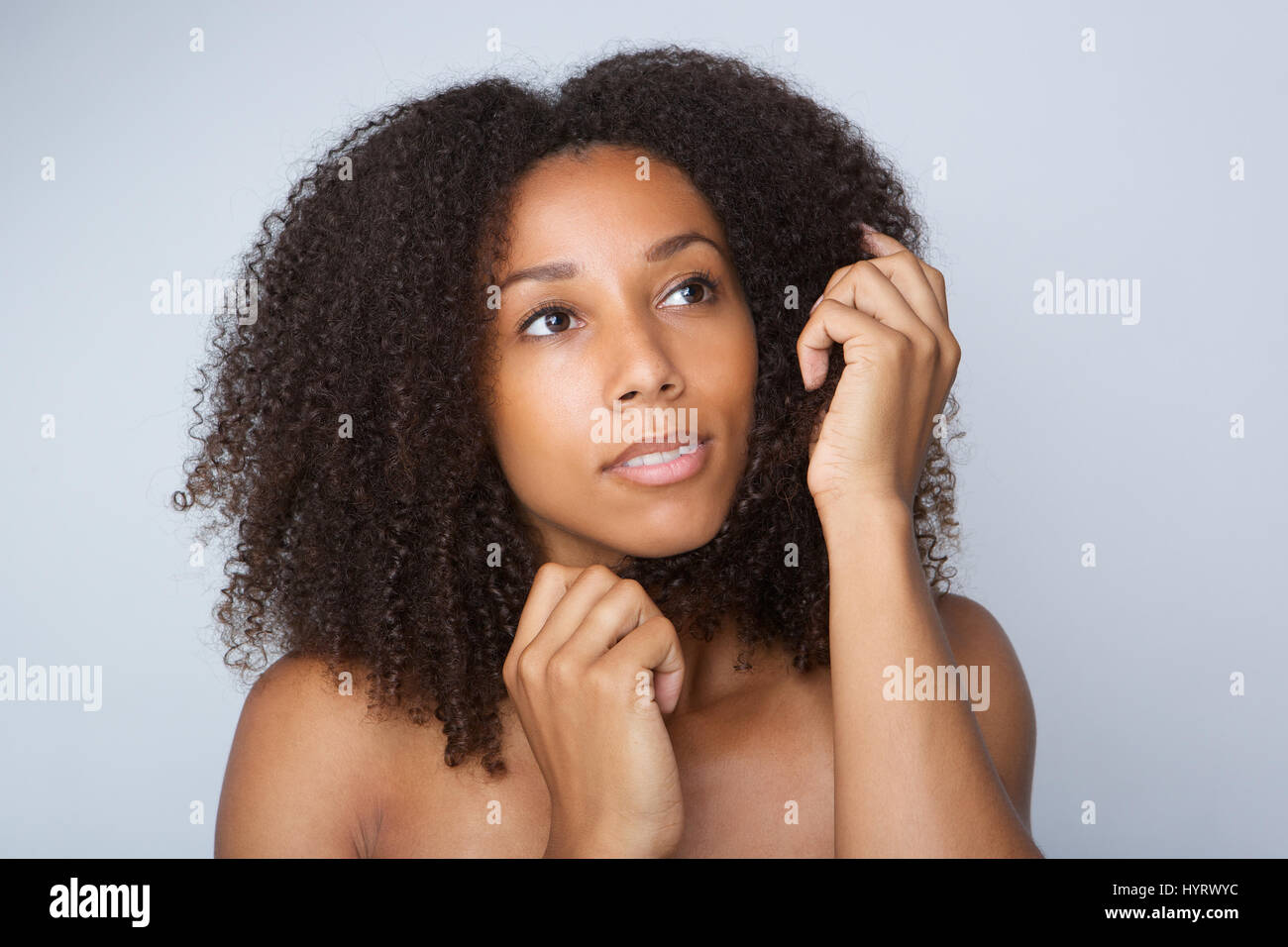 Close up ritratto di una giovane e bella americano africano donna con ricci capelli afro Foto Stock