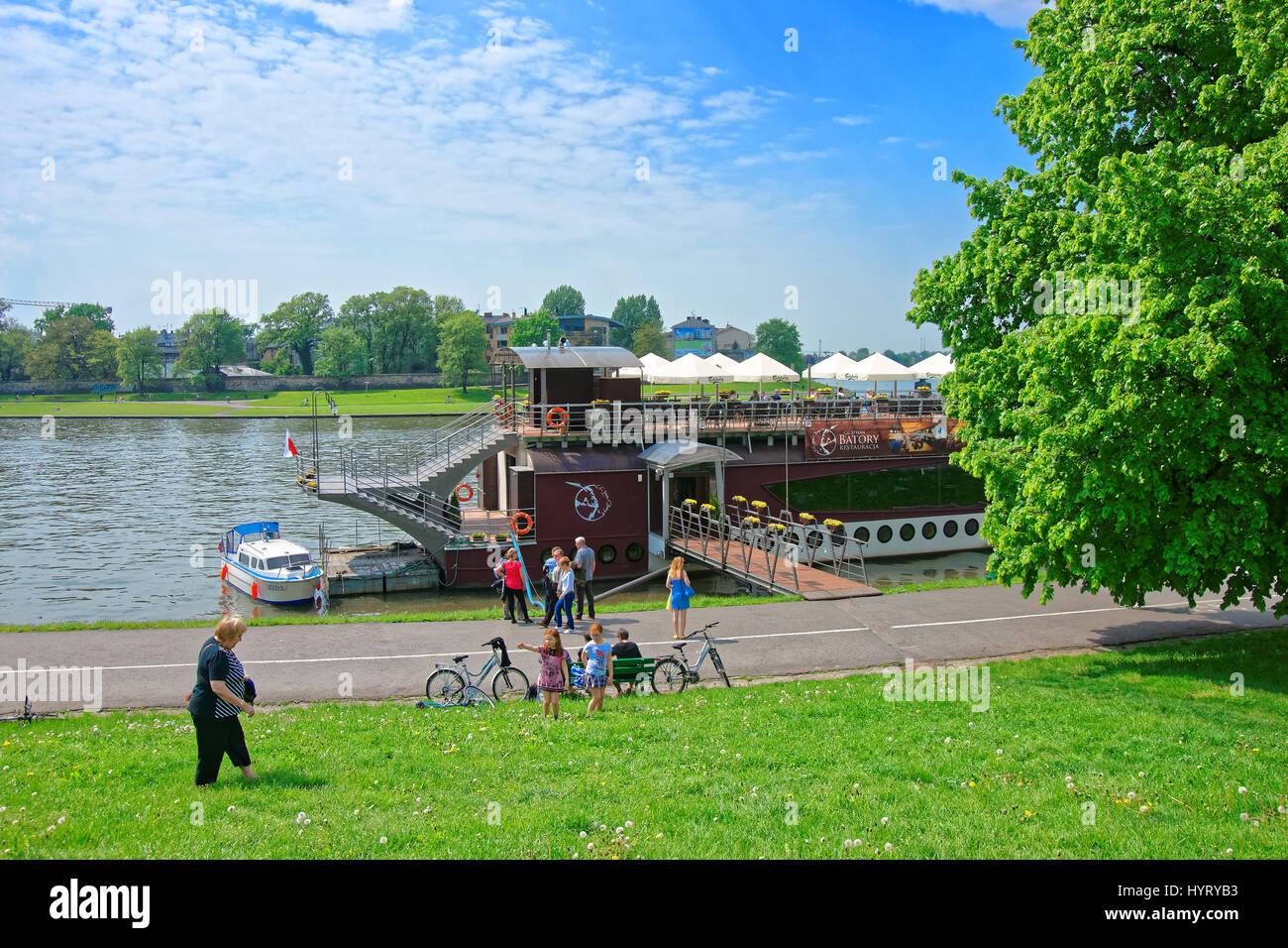 Cracovia in Polonia - 1 Maggio 2014: Ferry all'argine del fiume Visla, Cracovia in Polonia. Persone sullo sfondo Foto Stock