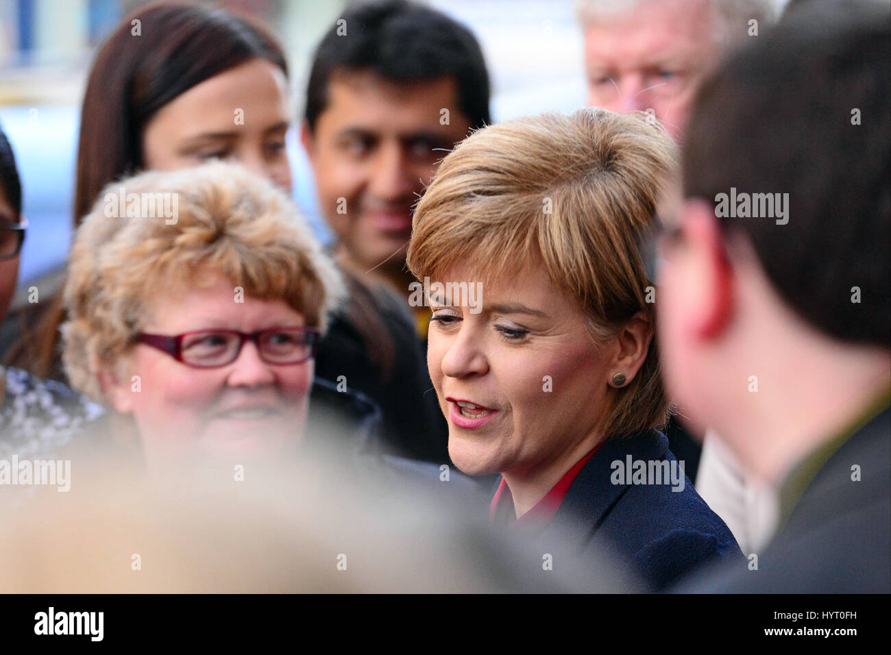 SNP leader e primo ministro Nicola Storione in mezzo a una folla di ben wishers su un aborigeno in Dunfermline il giorno cinque della sua campagna in elicottero tour della Scozia Foto Stock