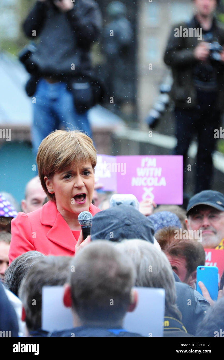 SNP leader e primo ministro Nicola parla di storione in Edinburgh City Centre l'ultimo giorno della campagna elettorale Foto Stock