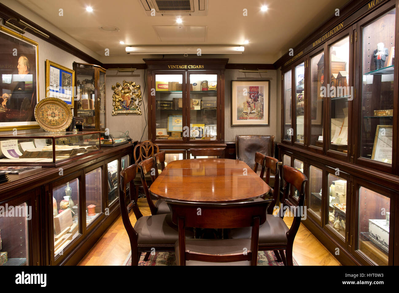 James Fox J, più antico cigar shop a Londra stabilito da Robert Lewis nel 1787, mercanti di sigari su St Jame's Street, Londra, Inghilterra, Regno Unito Foto Stock