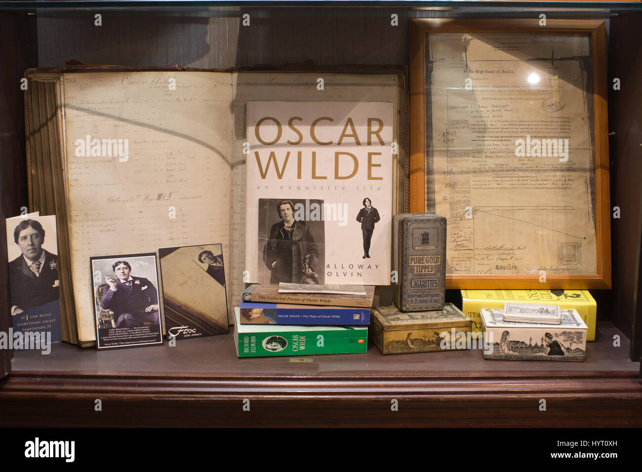 James Fox J, più antico cigar shop a Londra stabilito da Robert Lewis nel 1787, mercanti di sigari su St Jame's Street, Londra, Inghilterra, Regno Unito Foto Stock