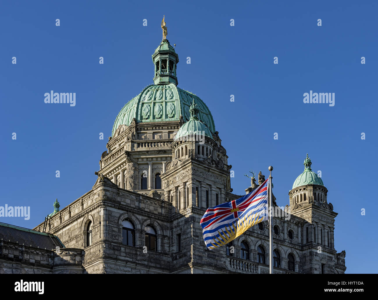 La British Columbia il Palazzo del Parlamento BC Bandiera Victoria BC Canada su un contro un cielo blu Foto Stock