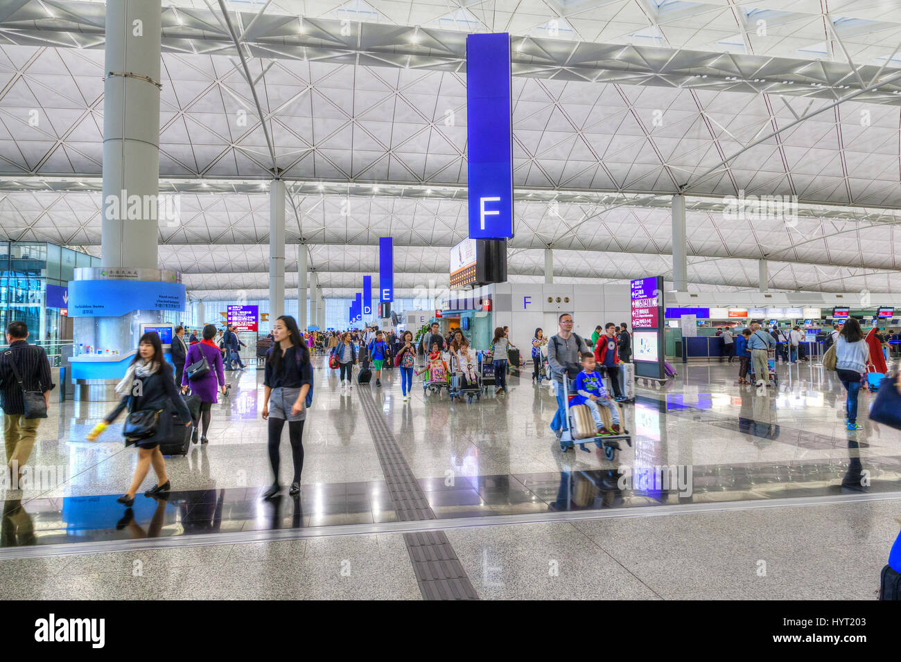 HONG KONG - MARZO 31, 2015: i passeggeri nella lobby principale dell'aeroporto Chek Lap Kok. L'aeroporto di Hong Kong gestisce più di 70 milioni di passeggeri per voi Foto Stock