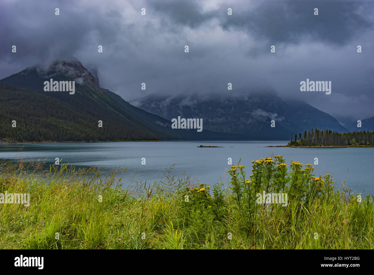 Superiore di Kananaskis del lago in un giorno di tempesta in Rocky Mountanis vicino a Canmore Alberta Canada Foto Stock