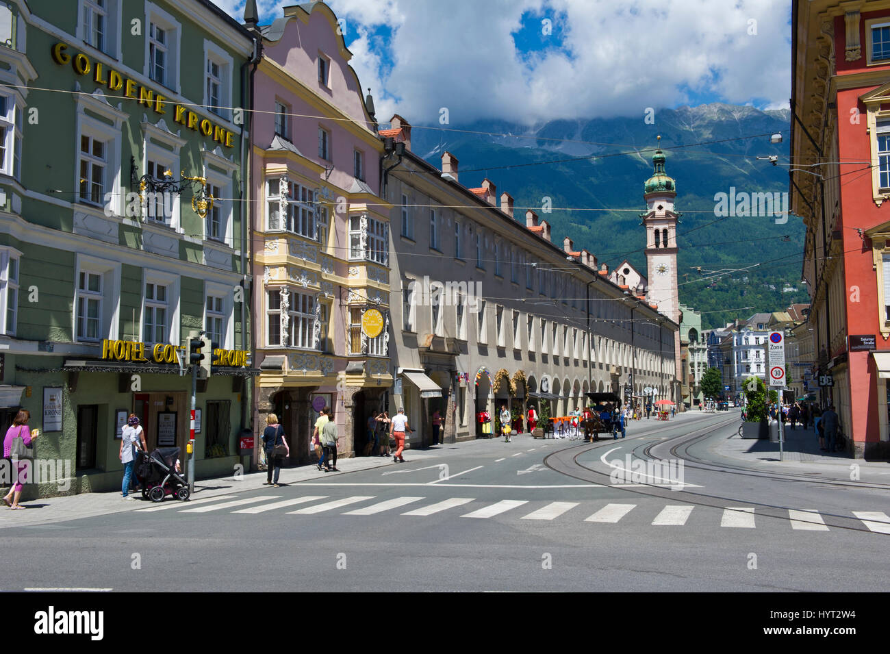 File di negozi e la Spital chiesa su Maria Teresa Street, Innsbruck, in Tirolo, Austria Foto Stock