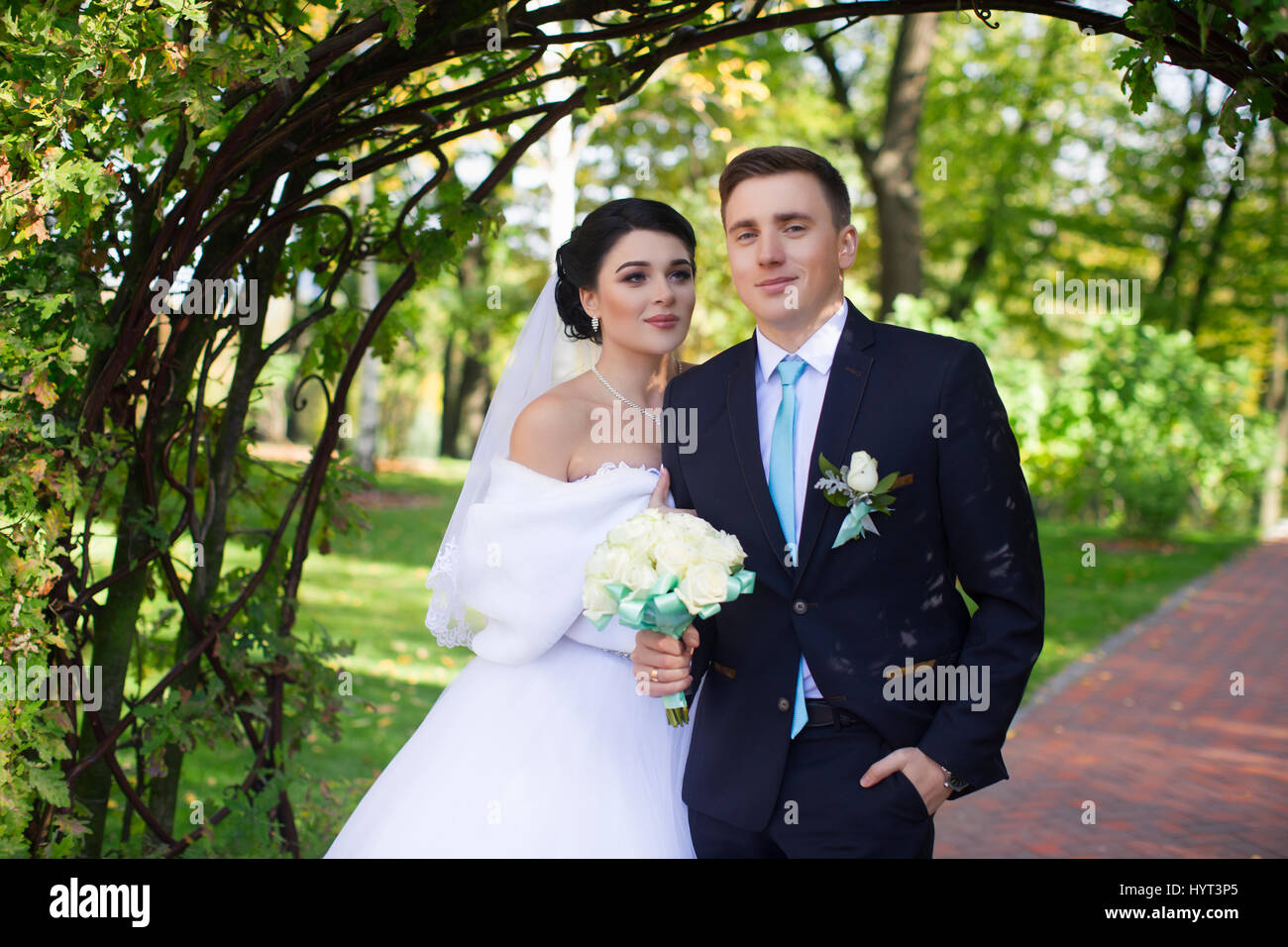 La sposa ha teneramente abbracciati lo sposo Foto Stock