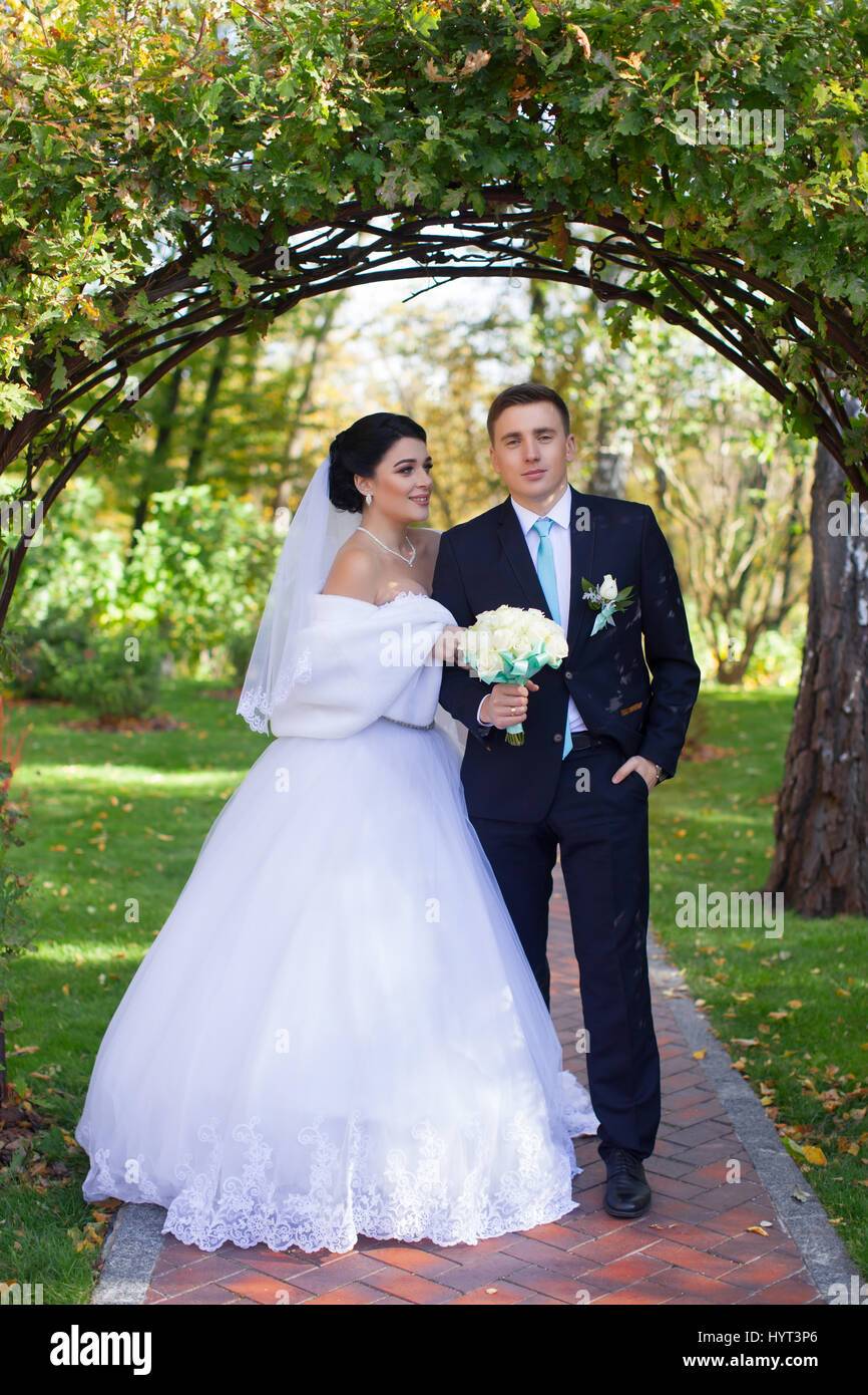 La sposa ha teneramente abbracciati lo sposo Foto Stock