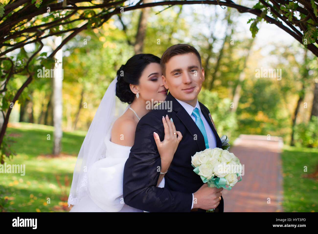 La sposa ha teneramente abbracciati lo sposo Foto Stock