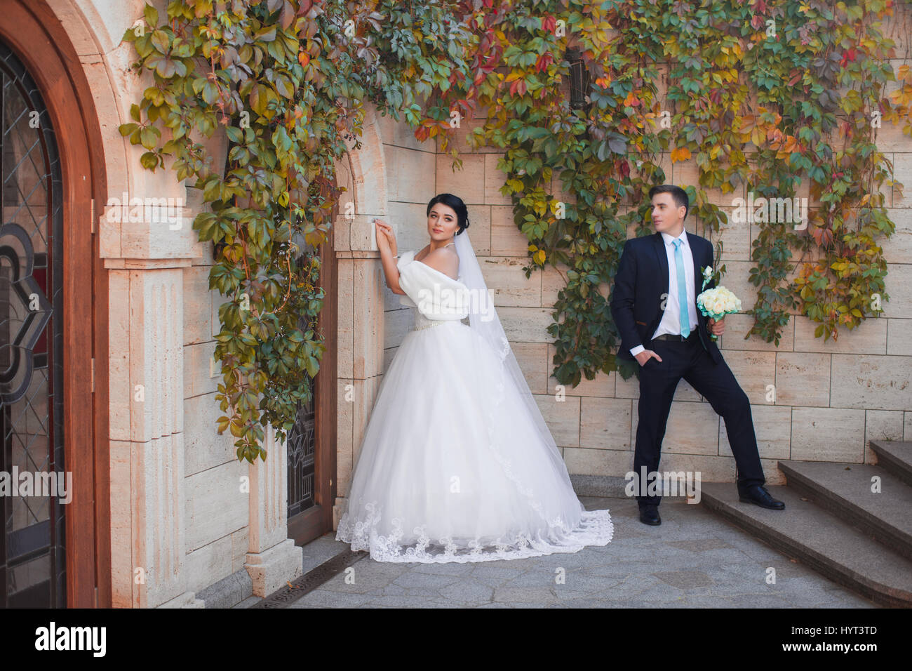Elegante sposi in posa sul servizio fotografico Foto Stock