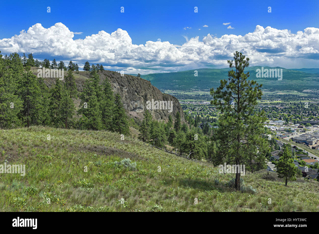 Affacciato su di Kelowna British Columbia Canada dalla montagna di Knox Foto Stock