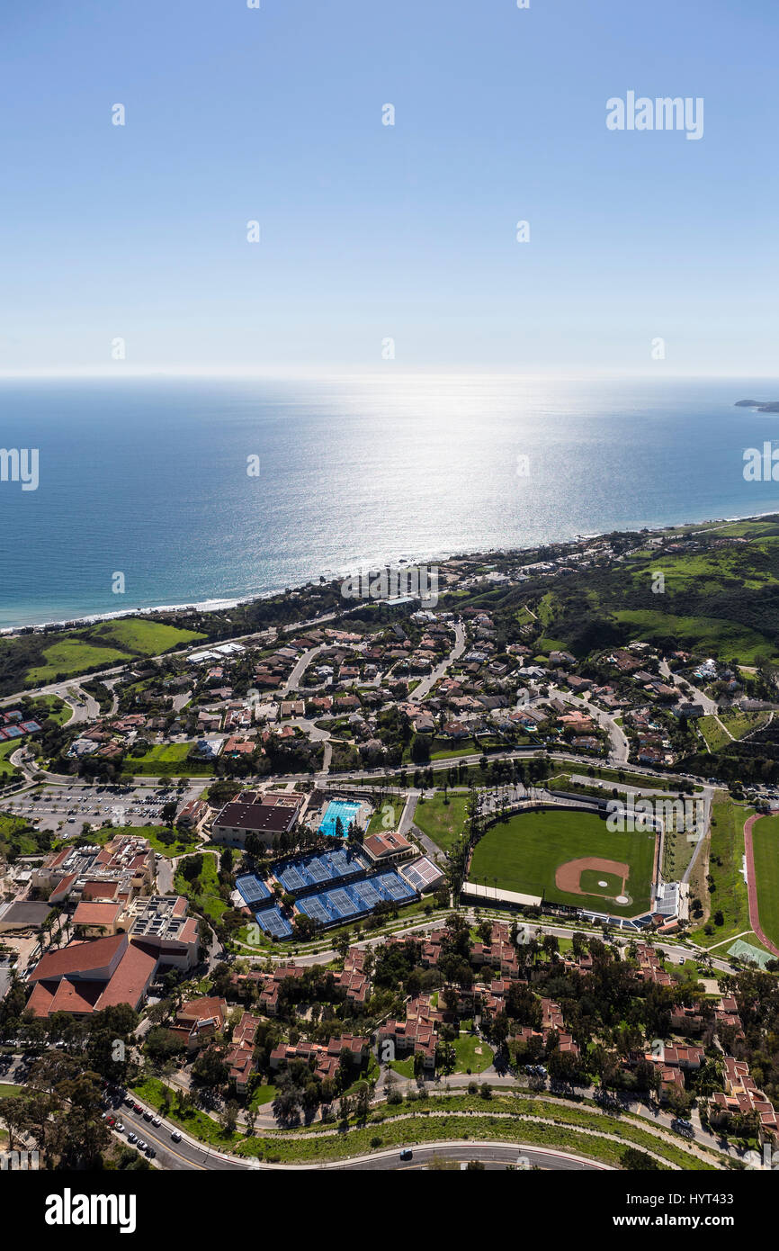 Vista aerea del case, le strade e i campi a sfera in Malibu, California. Foto Stock