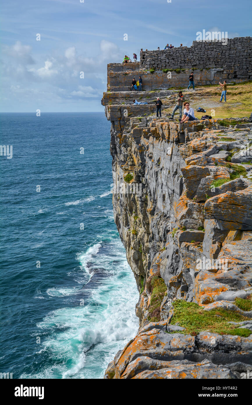 I turisti in Dun Aengus scogliere, Inishmore, Irlanda Foto Stock