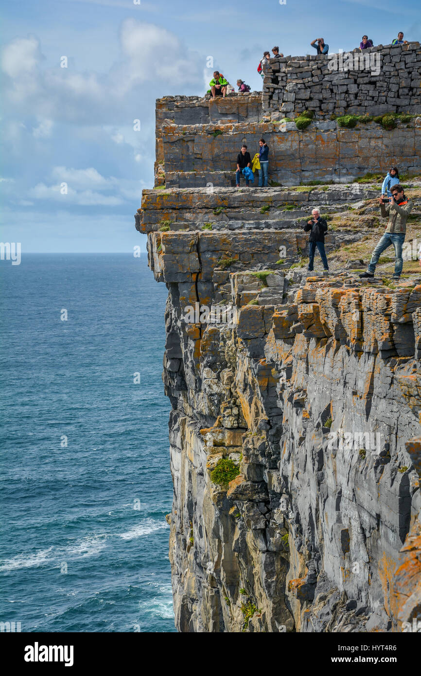 I turisti in Dun Aengus scogliere, Inishmore, Irlanda Foto Stock