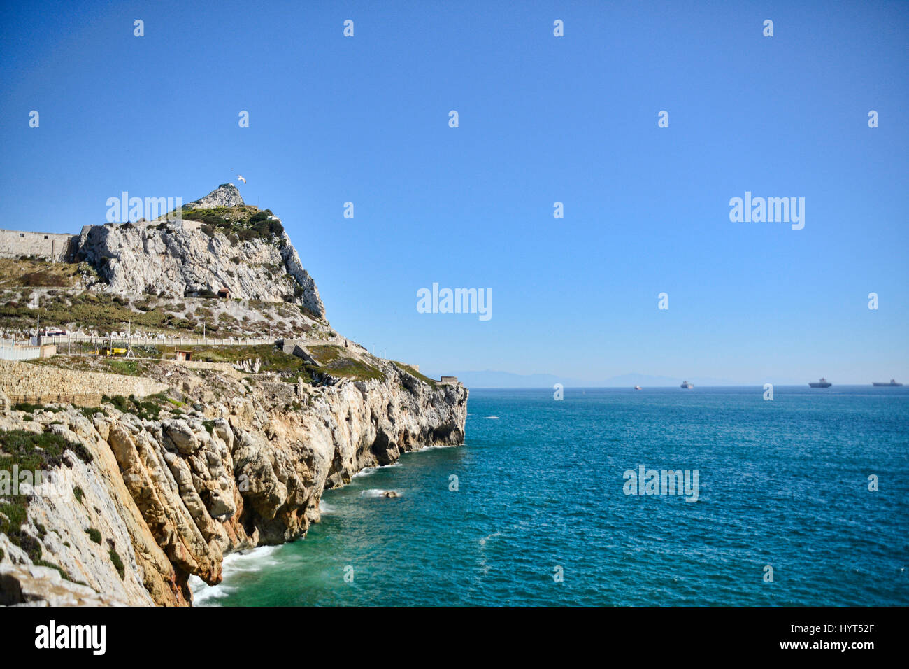 Le scogliere dal lato orientale dell Europa Point presso la Rocca di Gibilterra con l'Europa Point moschea. Europa Point è uno dei più punti meridionale Foto Stock