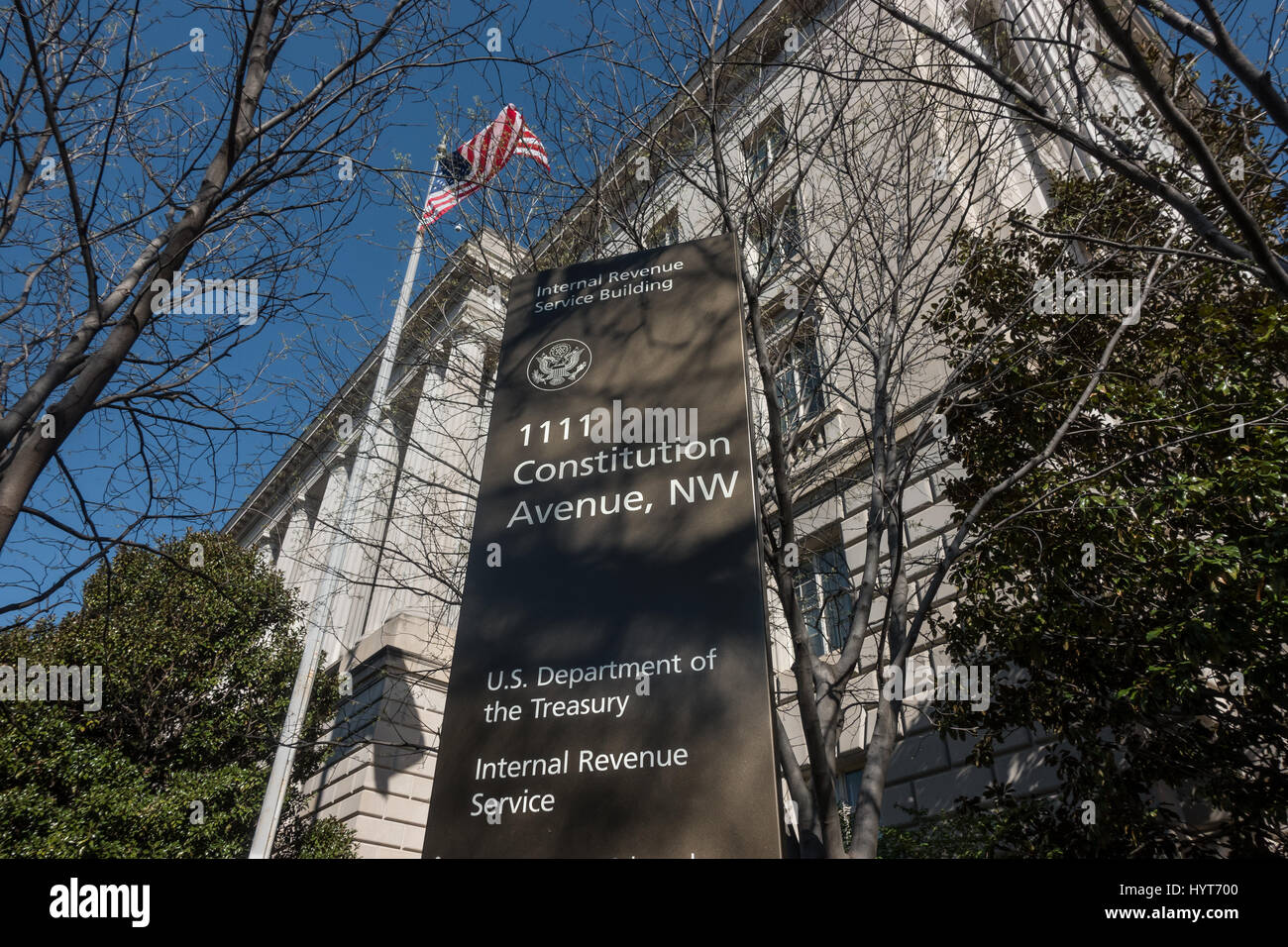 L'Internal Revenue Service - IRS - sede di Washington DC. Firmare con la bandiera americana Costituzione Ave, ingresso. Nuova segnaletica nel 2017. Foto Stock