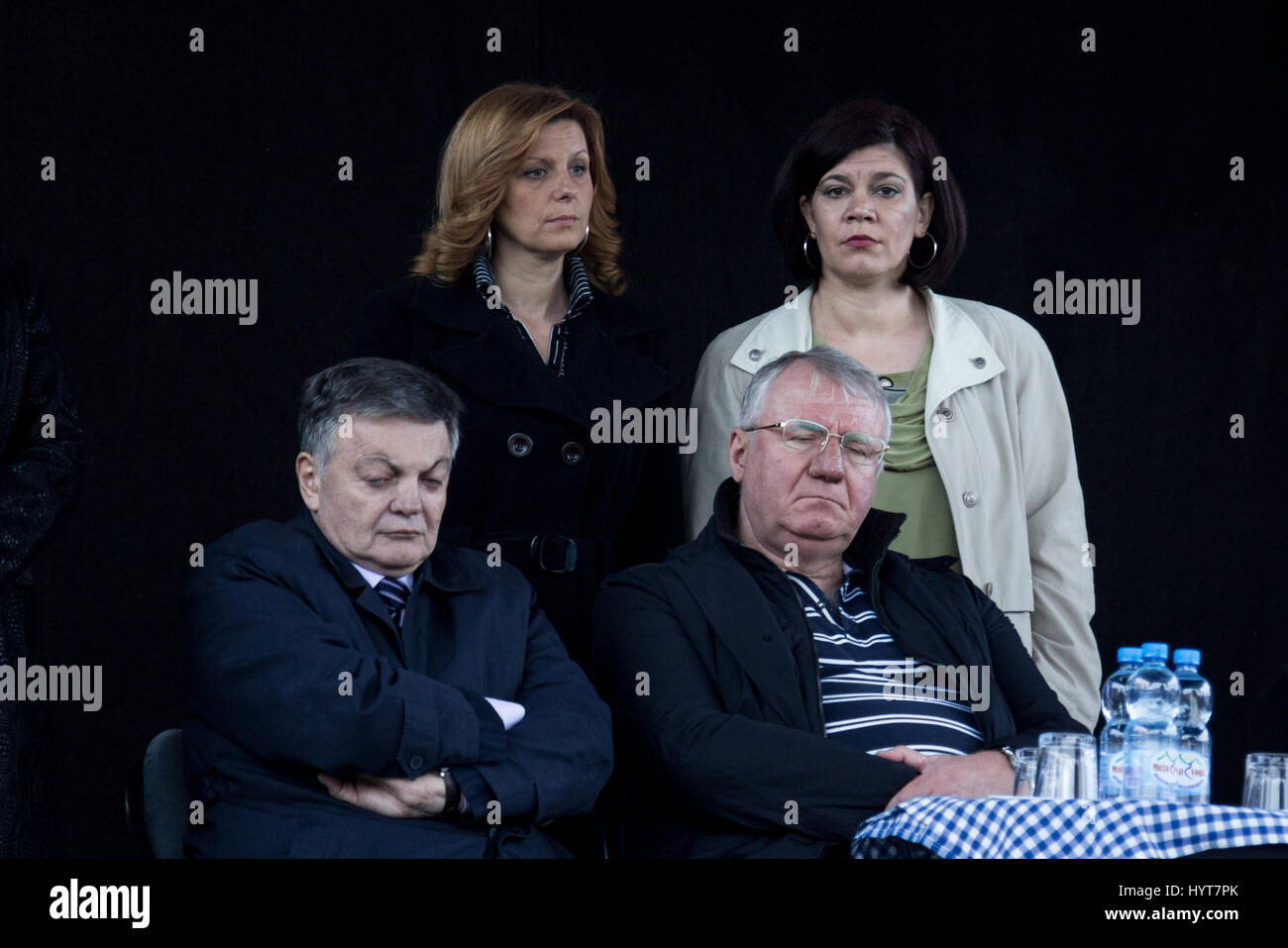 Vrsac, serbia - 10 aprile 2016: Vojislav Seselj, leader dei serbi partito radiale (SRS) dormire durante una delle sue sale riunioni, accanto a uno dei suoi assoc Foto Stock