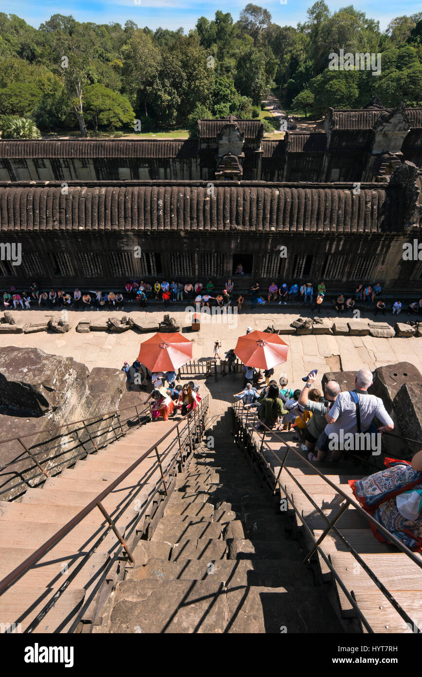 Vista verticale delle persone che visitano la guglia principale a Angkor Wat in Cambogia. Foto Stock